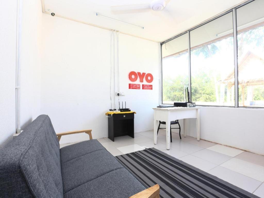 Oyo 89607 Aloha Chalet Kampung Raja Buitenkant foto