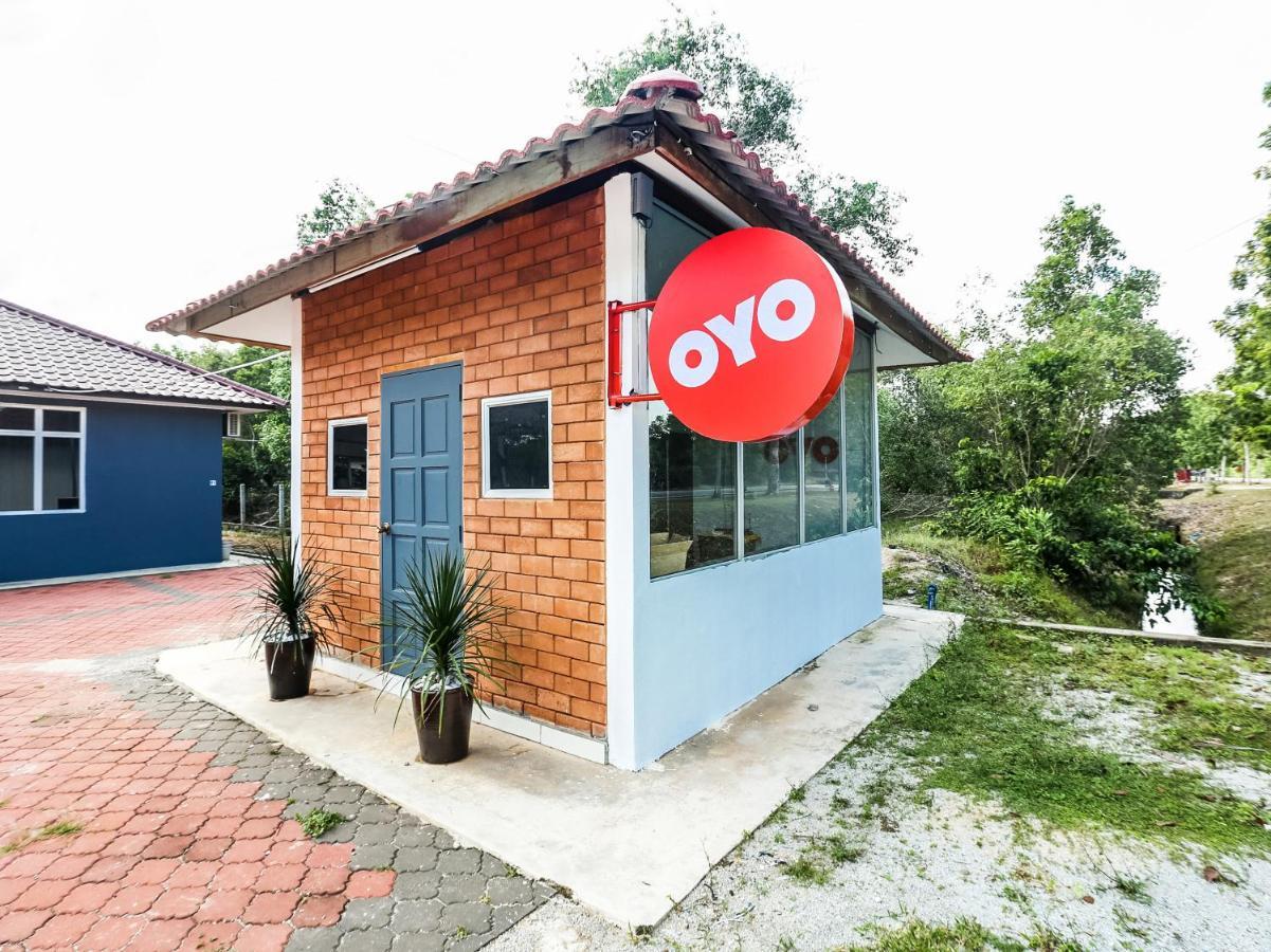 Oyo 89607 Aloha Chalet Kampung Raja Buitenkant foto